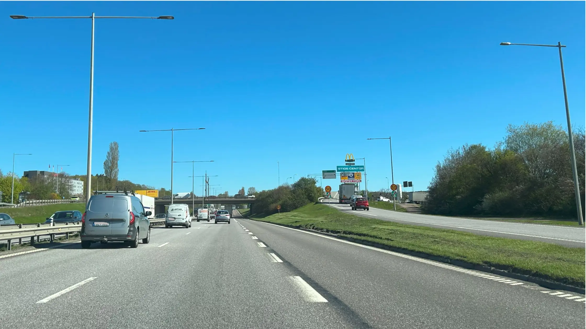 Biltrafik norrut på E6 vid Backadalsmotet och Stigs center