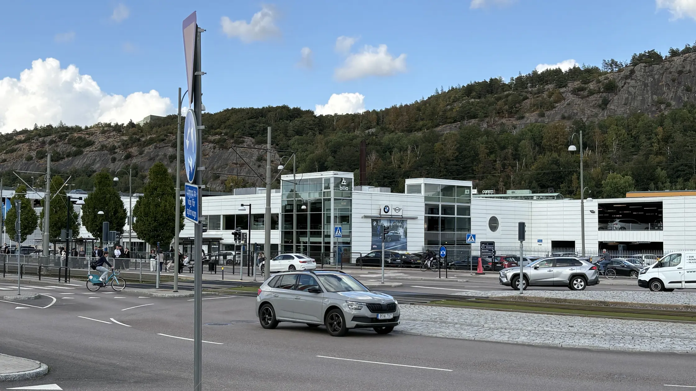Bilar kör i rondellen på Göteborgsvägen i höjd med Krokslätt.
